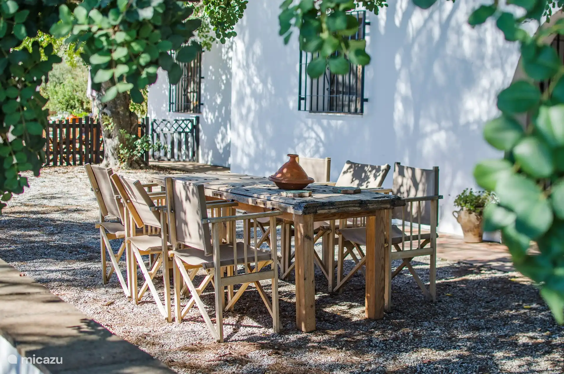 Tisch 
 unter dem Johannisbrotbaum 
