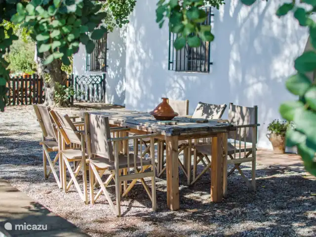 Location de Vacances Espagne, Andalousie, Cómpeta, finca - Los dos Algarrobos Table 
 sous le caroubier