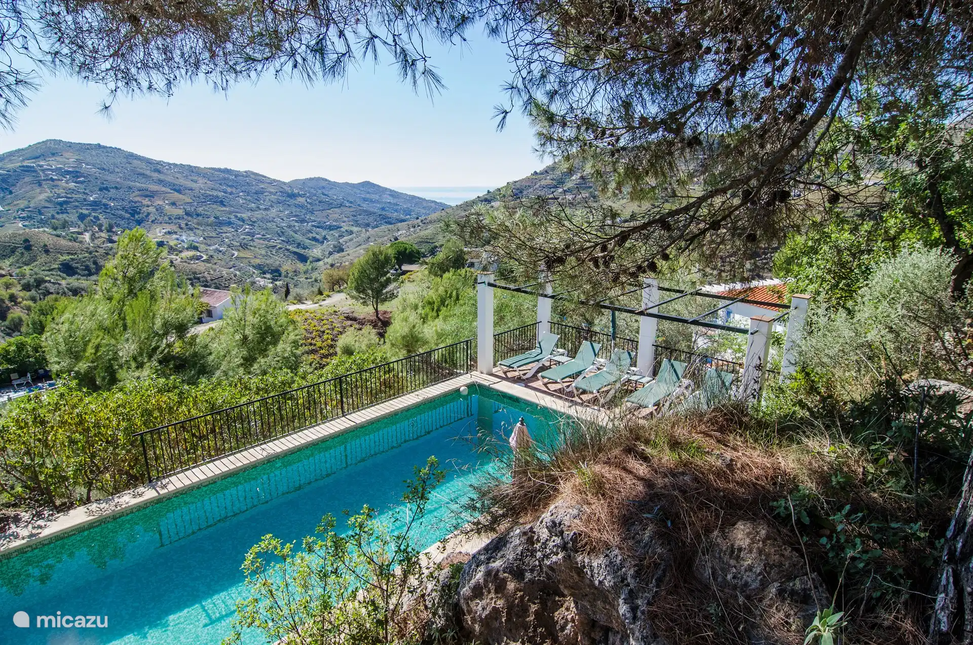 Blick auf das Schwimmbad und die Aussicht