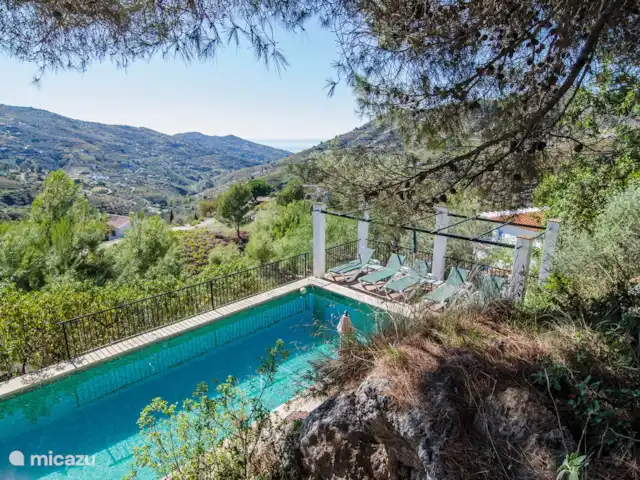 Location de Vacances Espagne, Andalousie, Cómpeta, finca - Los dos Algarrobos Vue sur la piscine et la vue