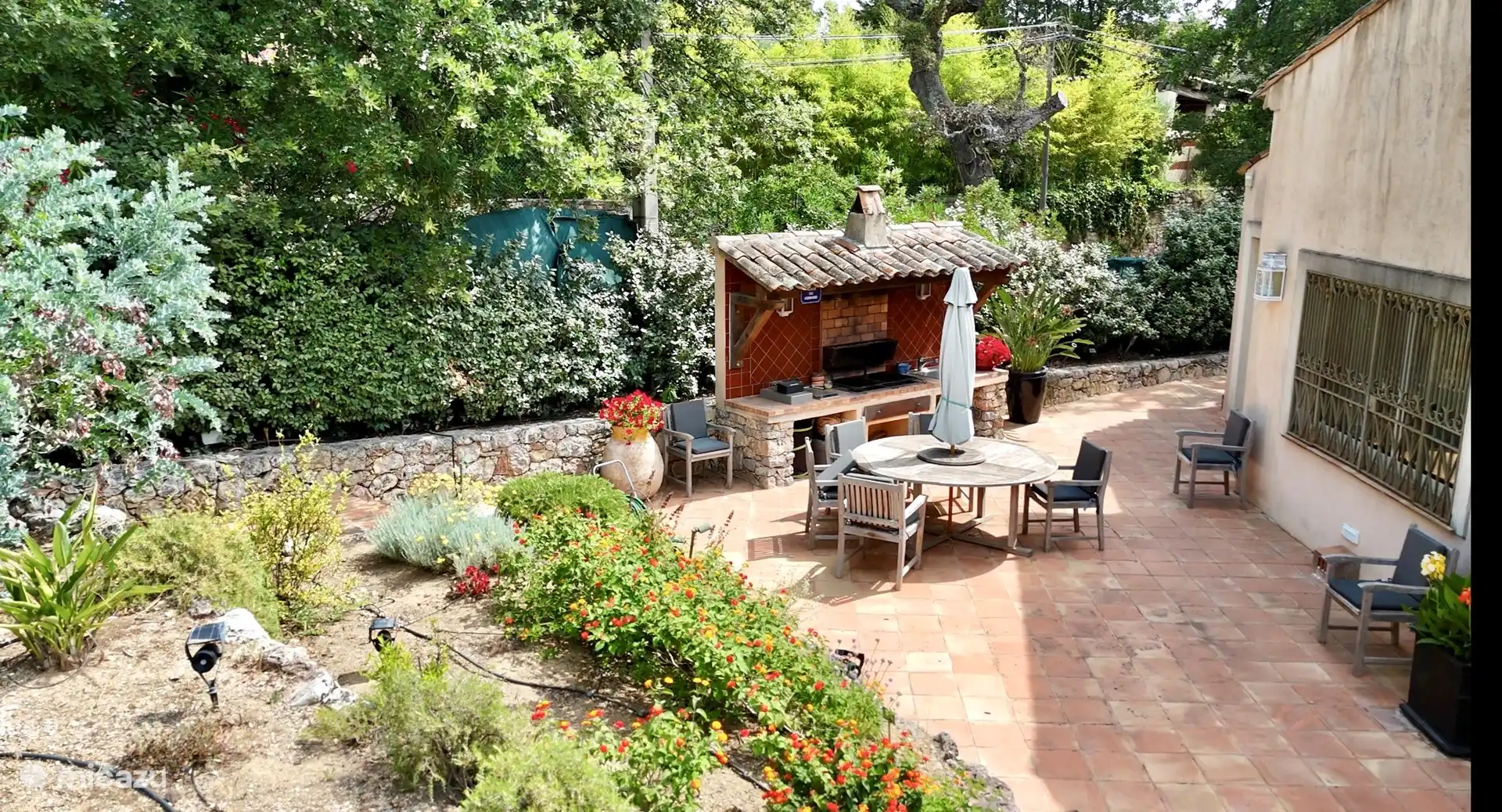 Außenküche und Terrasse