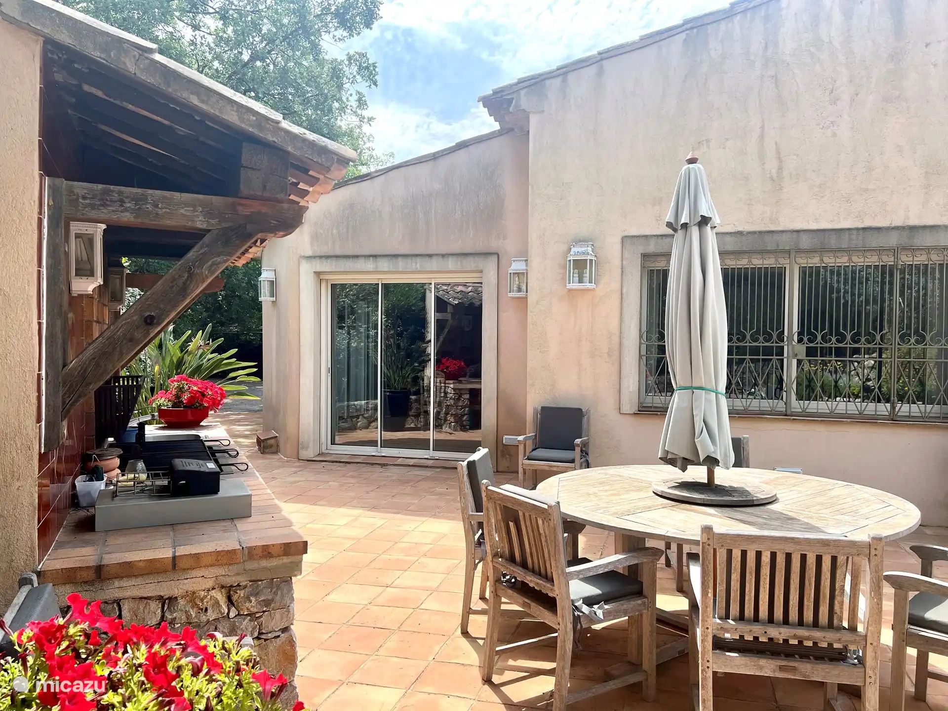 Außenküche und Terrasse