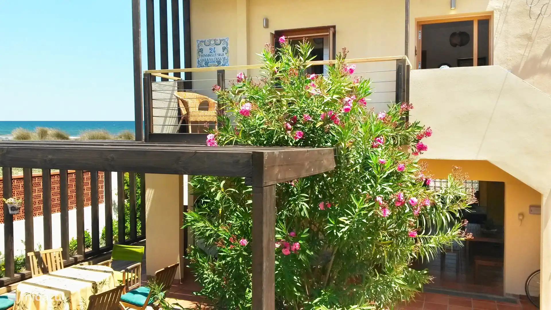 mit Terrassen, Balkonen und Garten