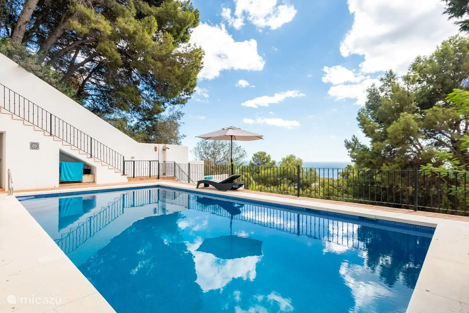 Groot zwembad met uitzicht op zee