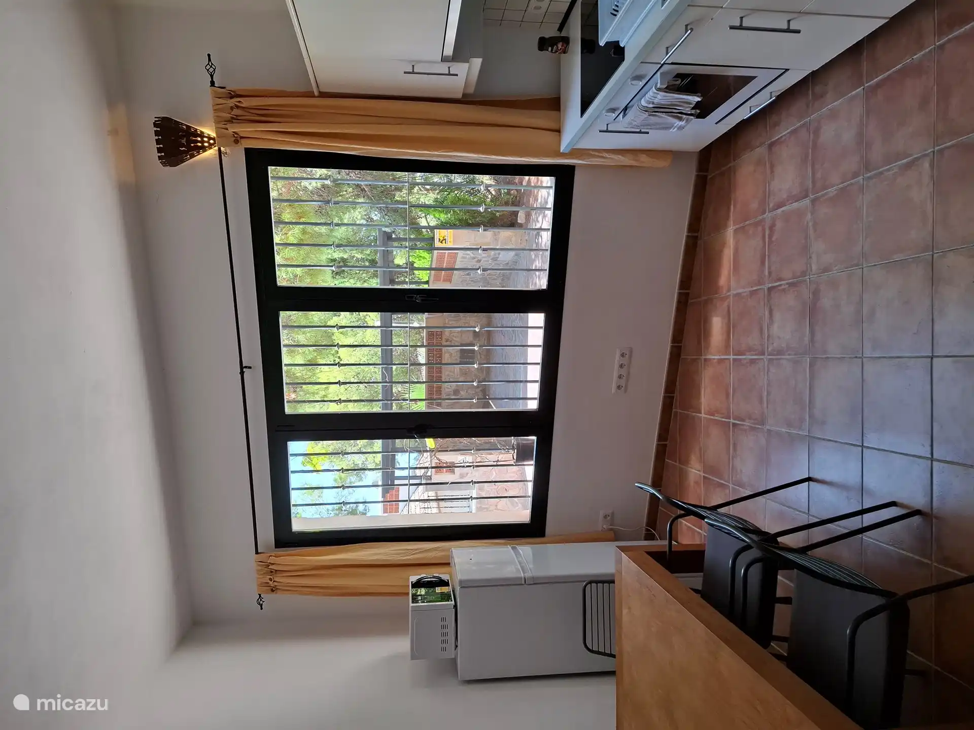 Keuken met koelkast/vriezer, magnetron, oven, elektrisch fornuis, Dolce Gusto koffieapparaat, waterkoker, tosti-ijzer