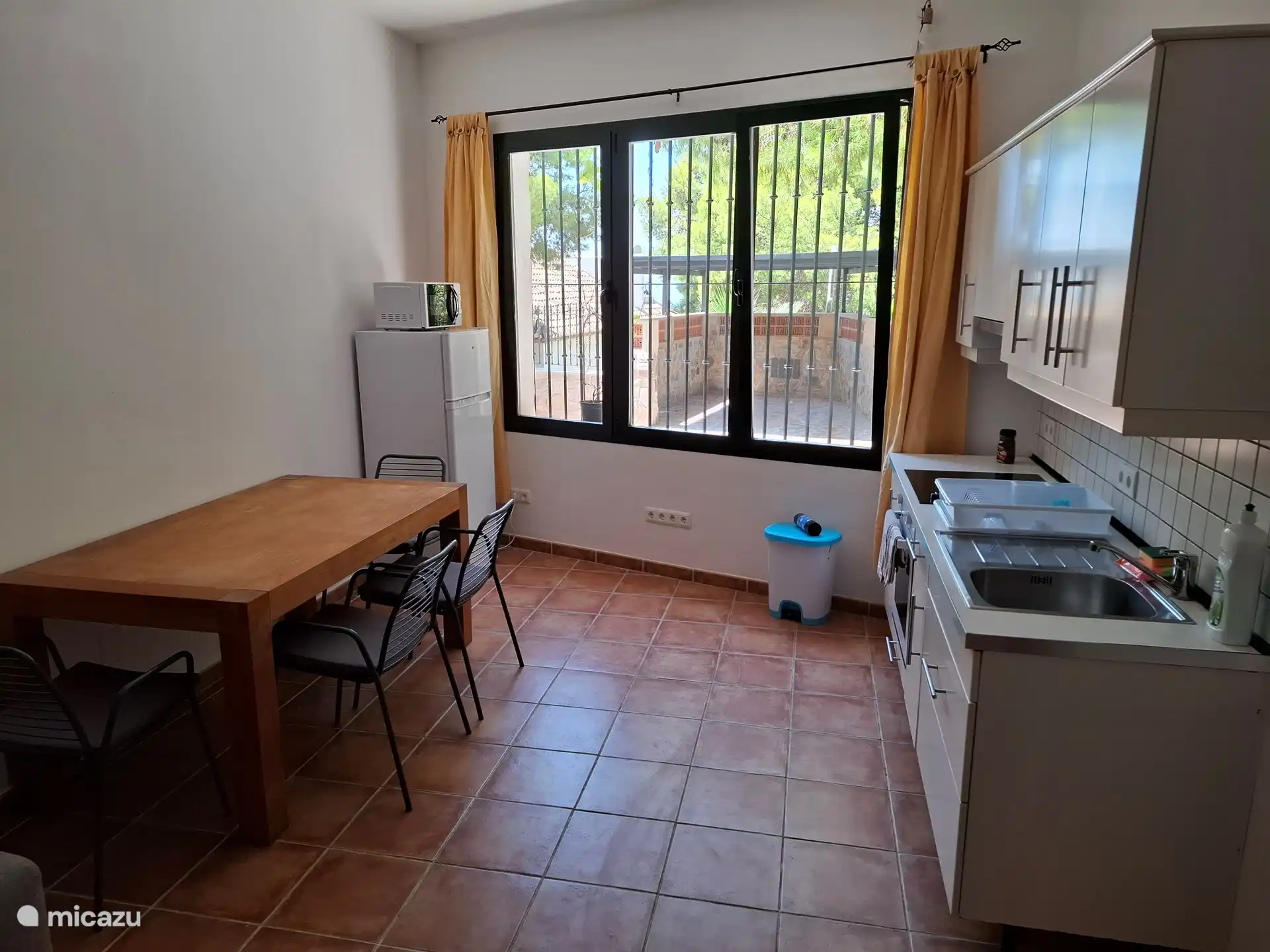 Keuken met koelkast/vriezer, magnetron, oven, elektrisch fornuis, Dolce Gusto koffieapparaat, waterkoker, tosti-ijzer