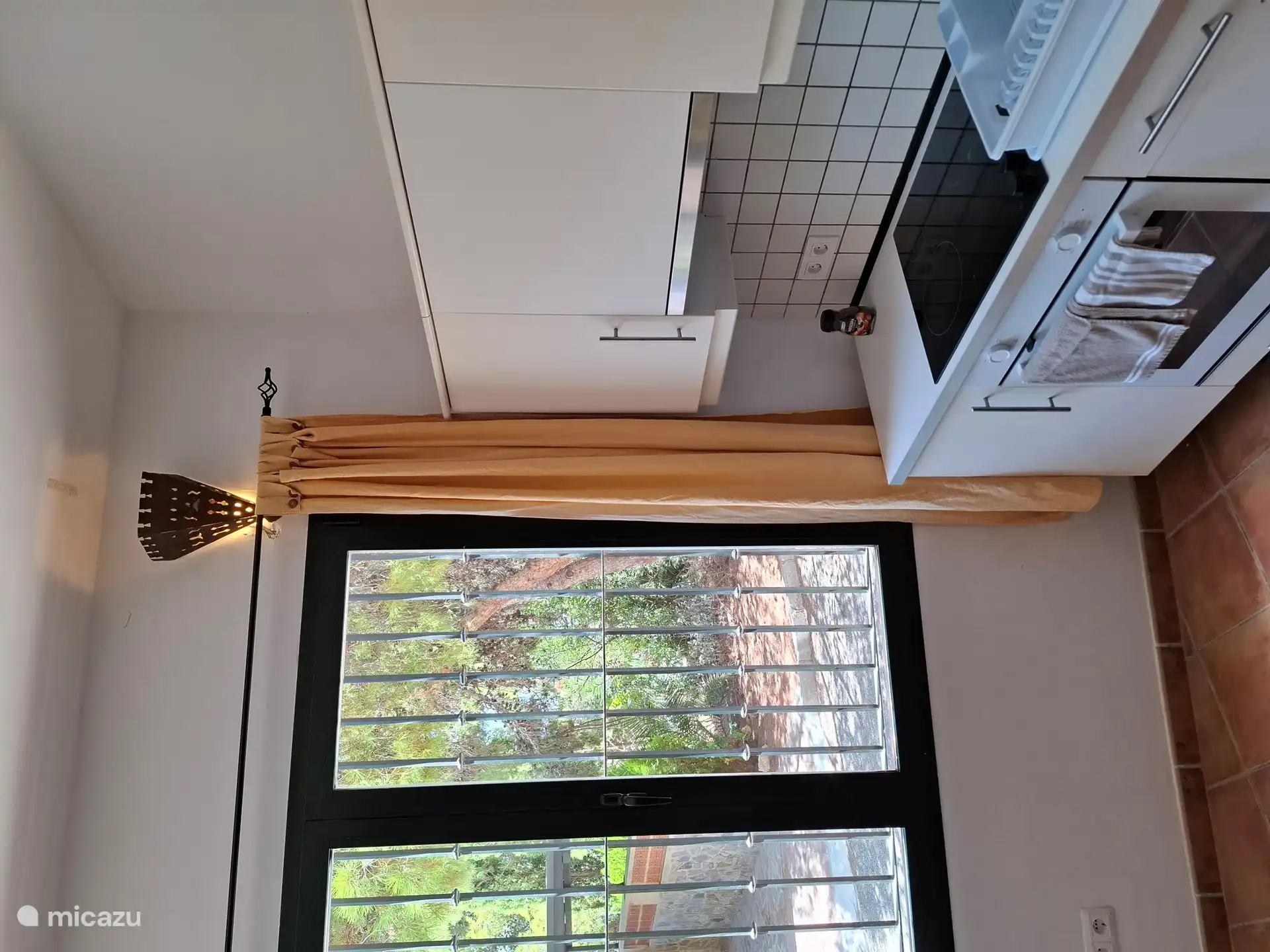 Keuken met koelkast/vriezer, magnetron, oven, elektrisch fornuis, Dolce Gusto koffieapparaat, waterkoker, tosti-ijzer