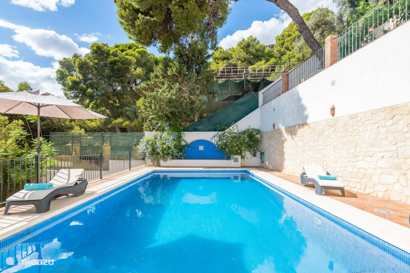 Groot zwembad met uitzicht op zee