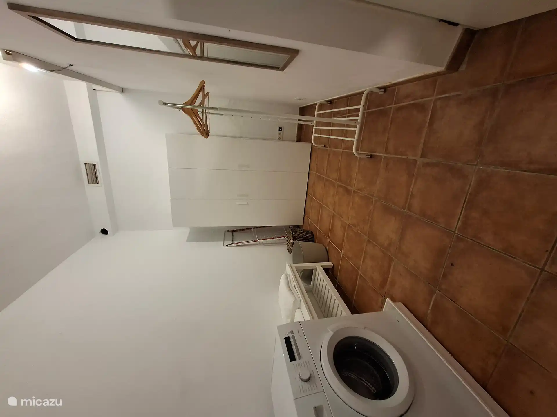 Wasmachine en leg- en hangkasten voor kleding