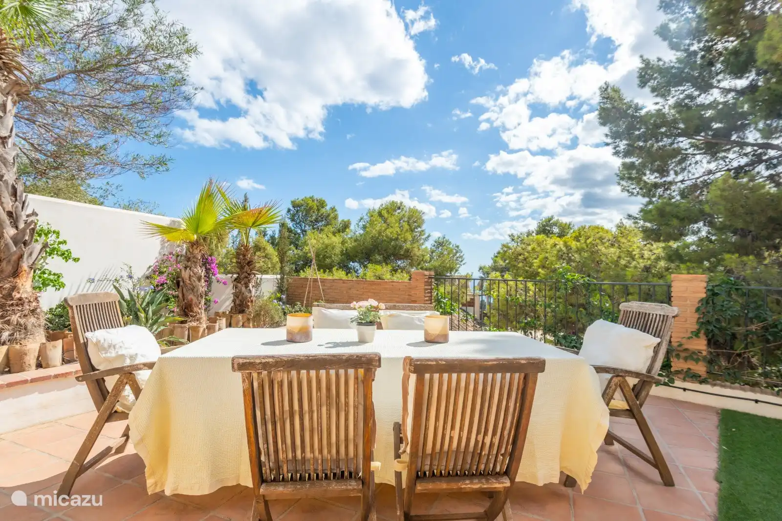 Familietafel in een subtropische omgeving