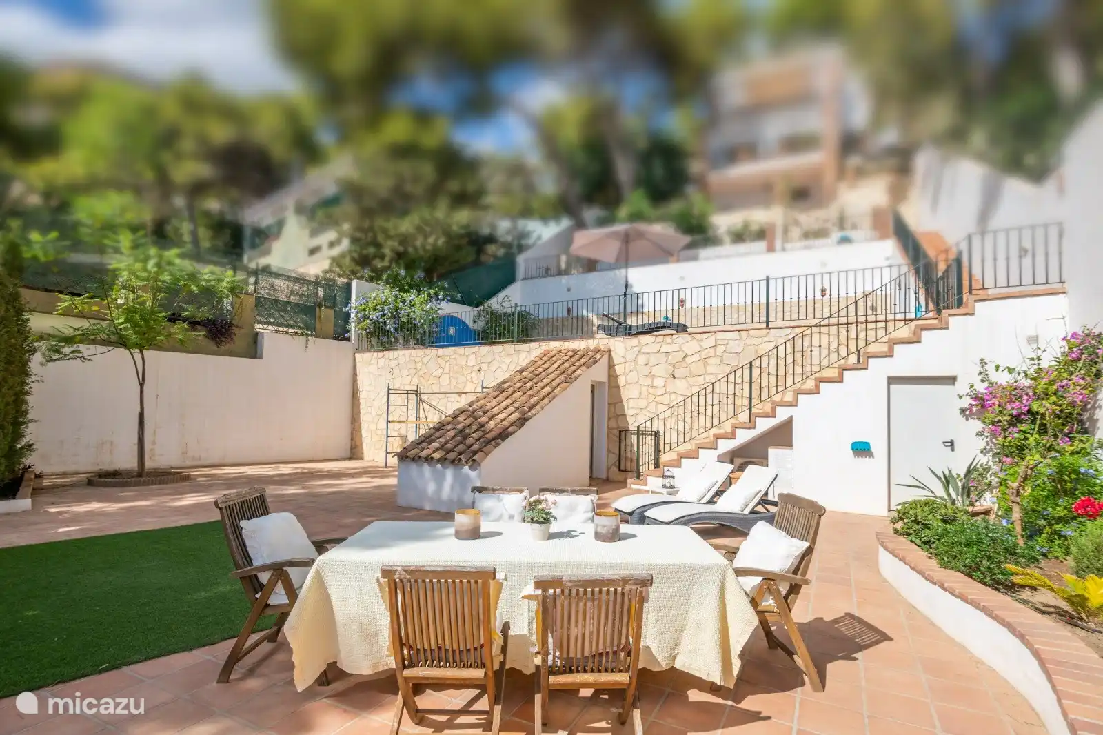 Familietafel in een subtropische omgeving