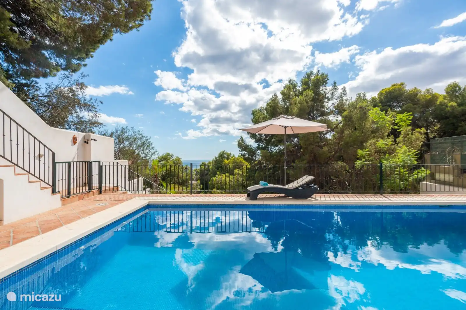 Groot zwembad met uitzicht op zee