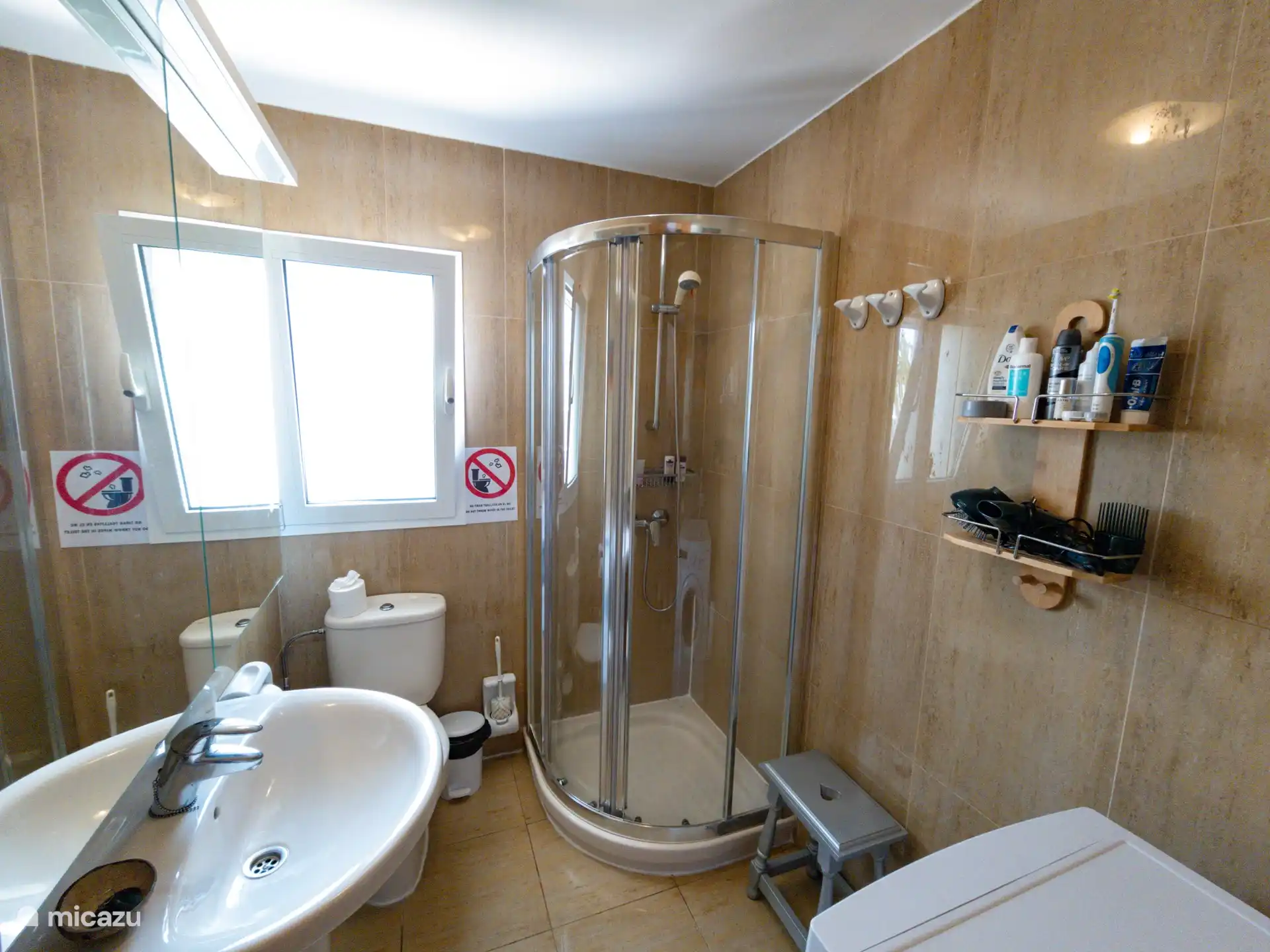 Badezimmer, Kleiderschrank mit großem beleuchteten Spiegel, Waschbecken, Dusche WC