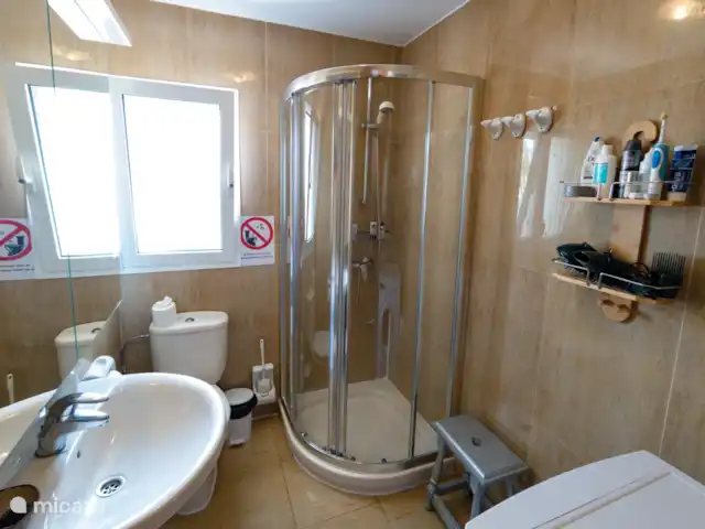 Villa La Maja en bord de mer | Espagne, Fuerteventura, Corralejo - villa Salle de bain, Armoire avec grand miroir éclairé, lavabo, douche WC