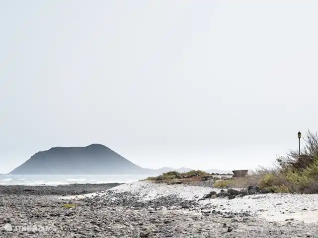 Villa La Maja en bord de mer | Espagne, Fuerteventura, Corralejo - villa Vue sur l’île de Lobos depuis la porte extérieure Entrée par le jardin