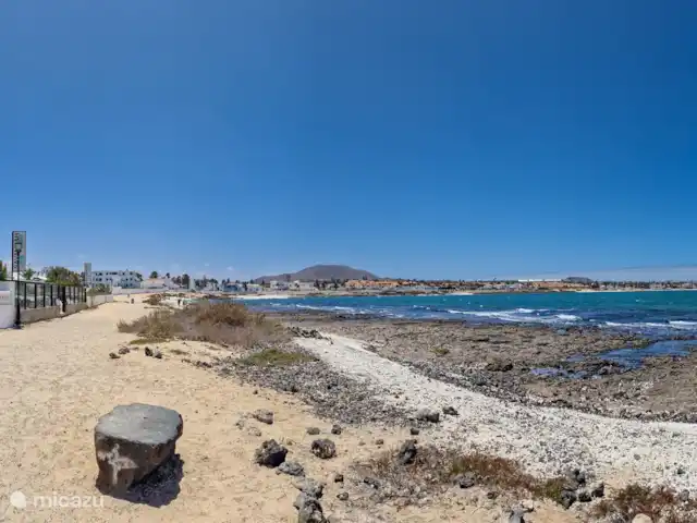 Villa La Maja en bord de mer | Espagne, Fuerteventura, Corralejo - villa Départ vers la promenade naturelle vers la plage à 50 mètres.