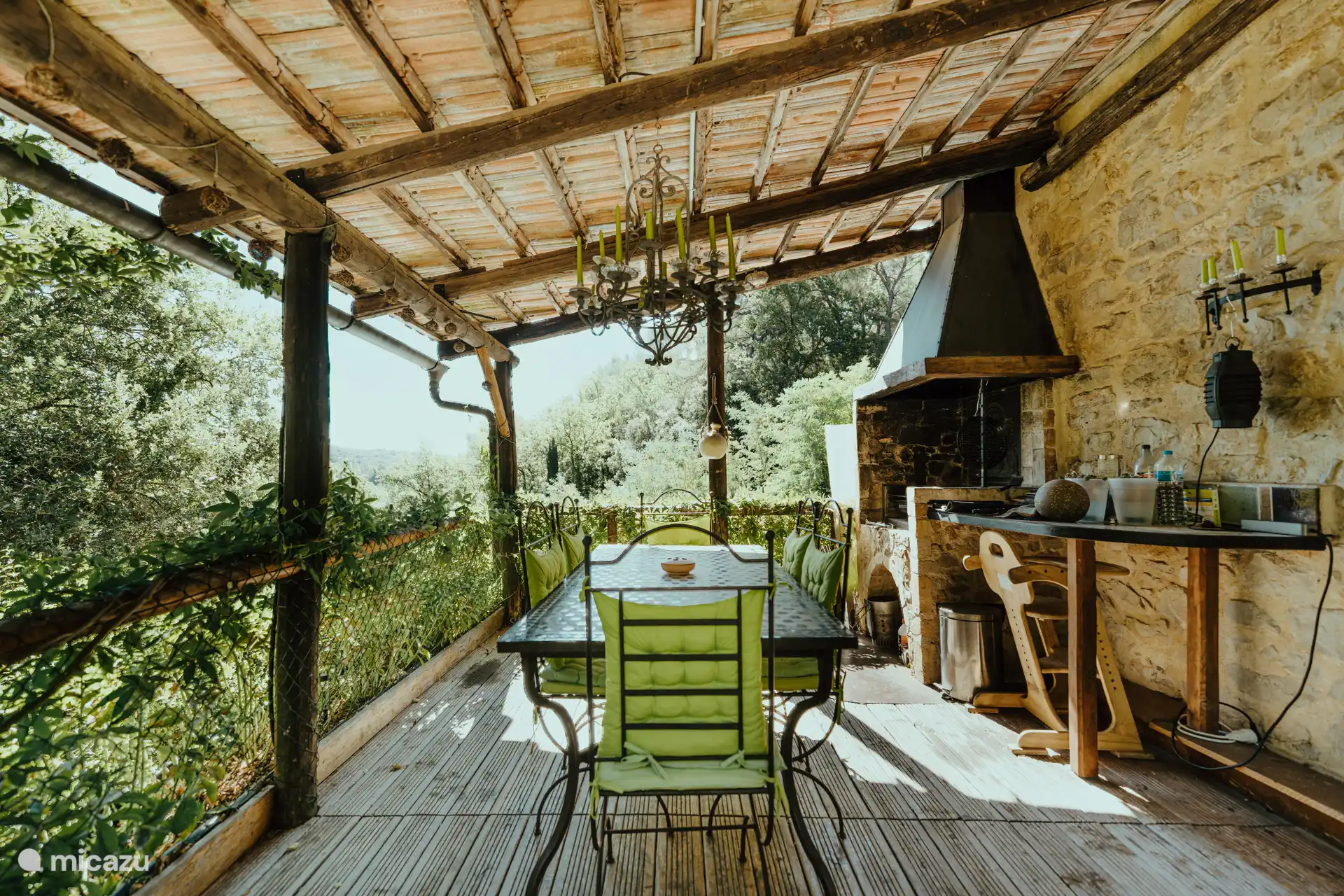 Arrière terasse avec barbecue maconné