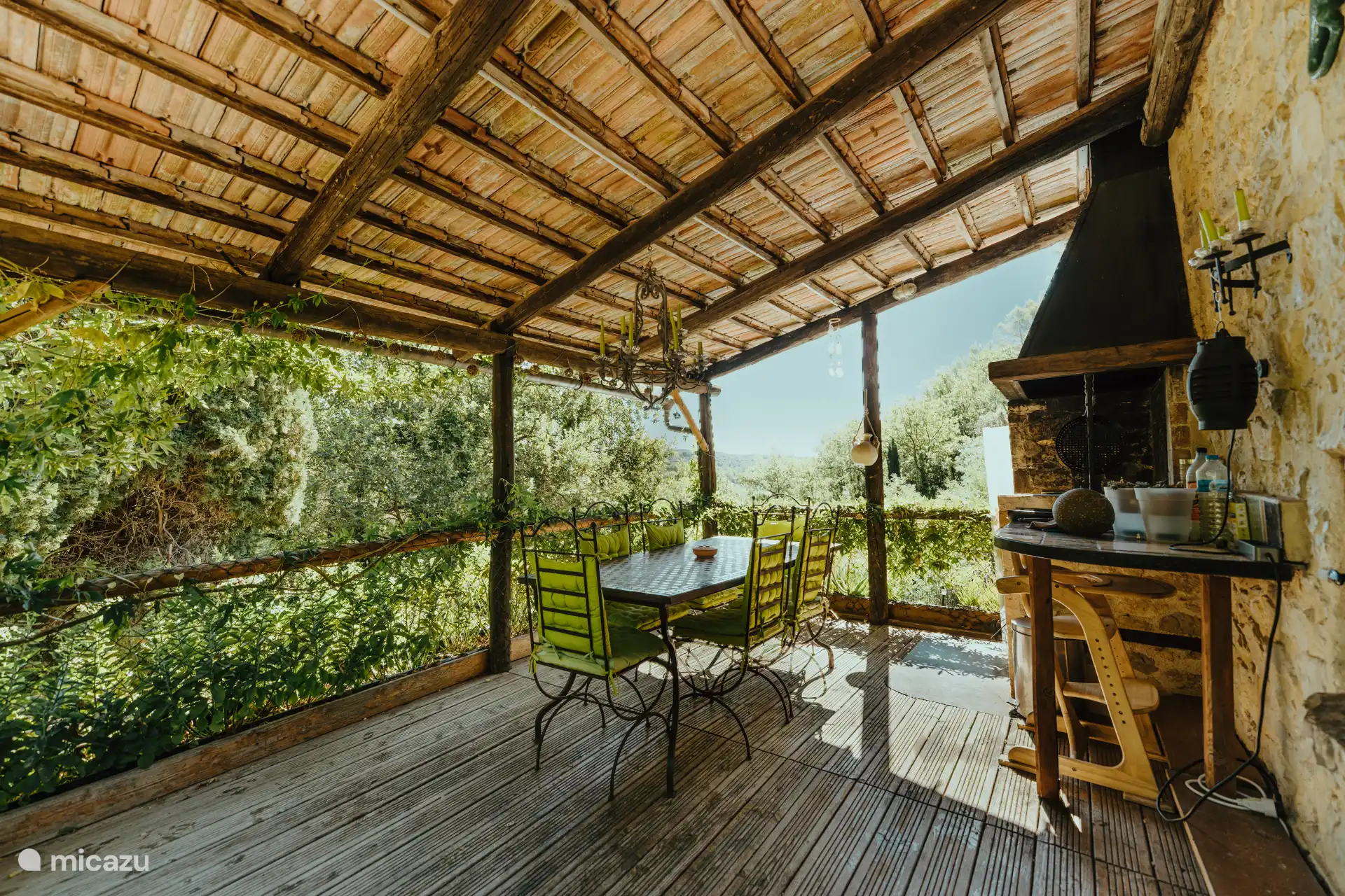 Arrière terasse avec barbecue maconné