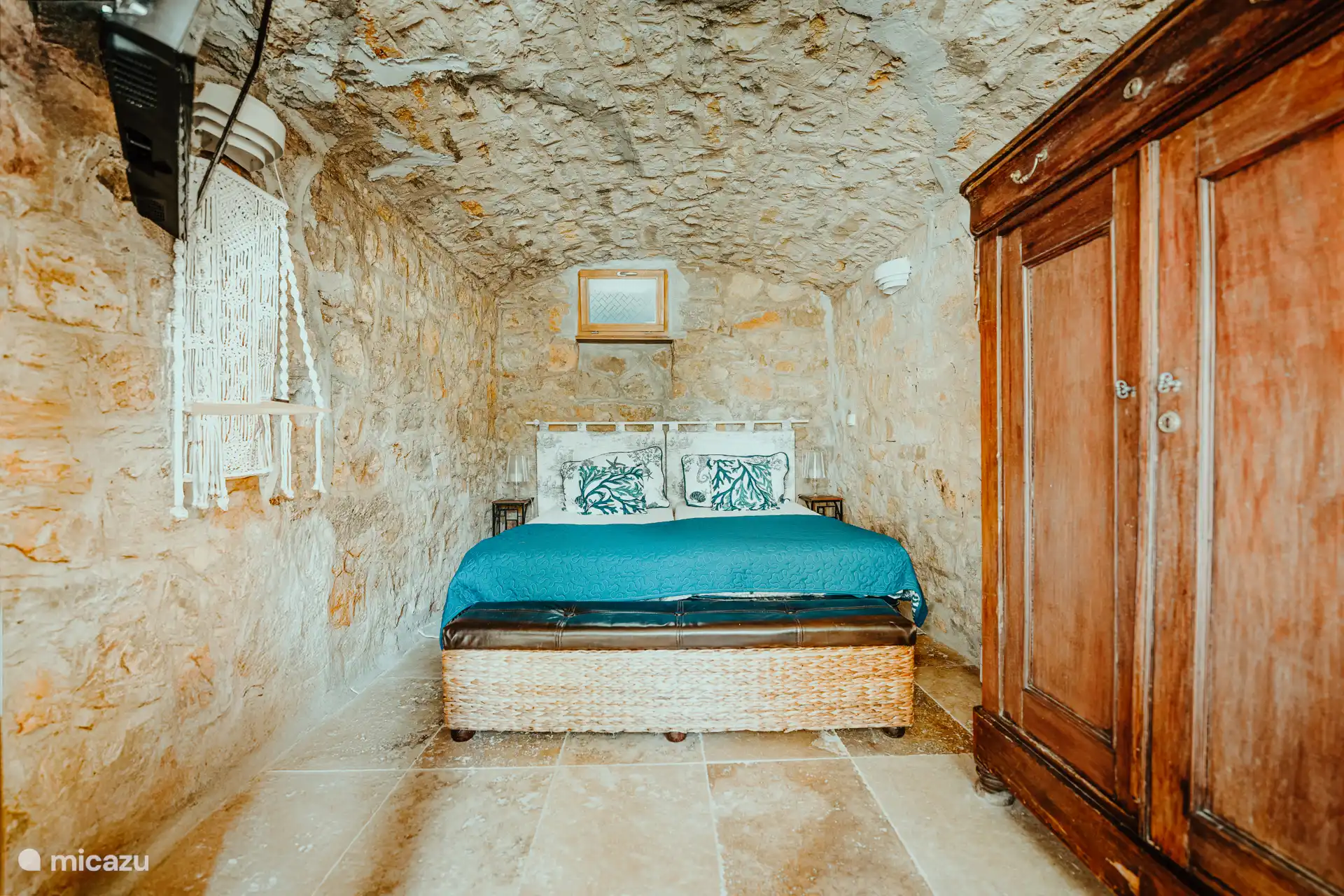 Chambre à coucher 2, à coté de la piscine (lit 1,60m x 2,00m)