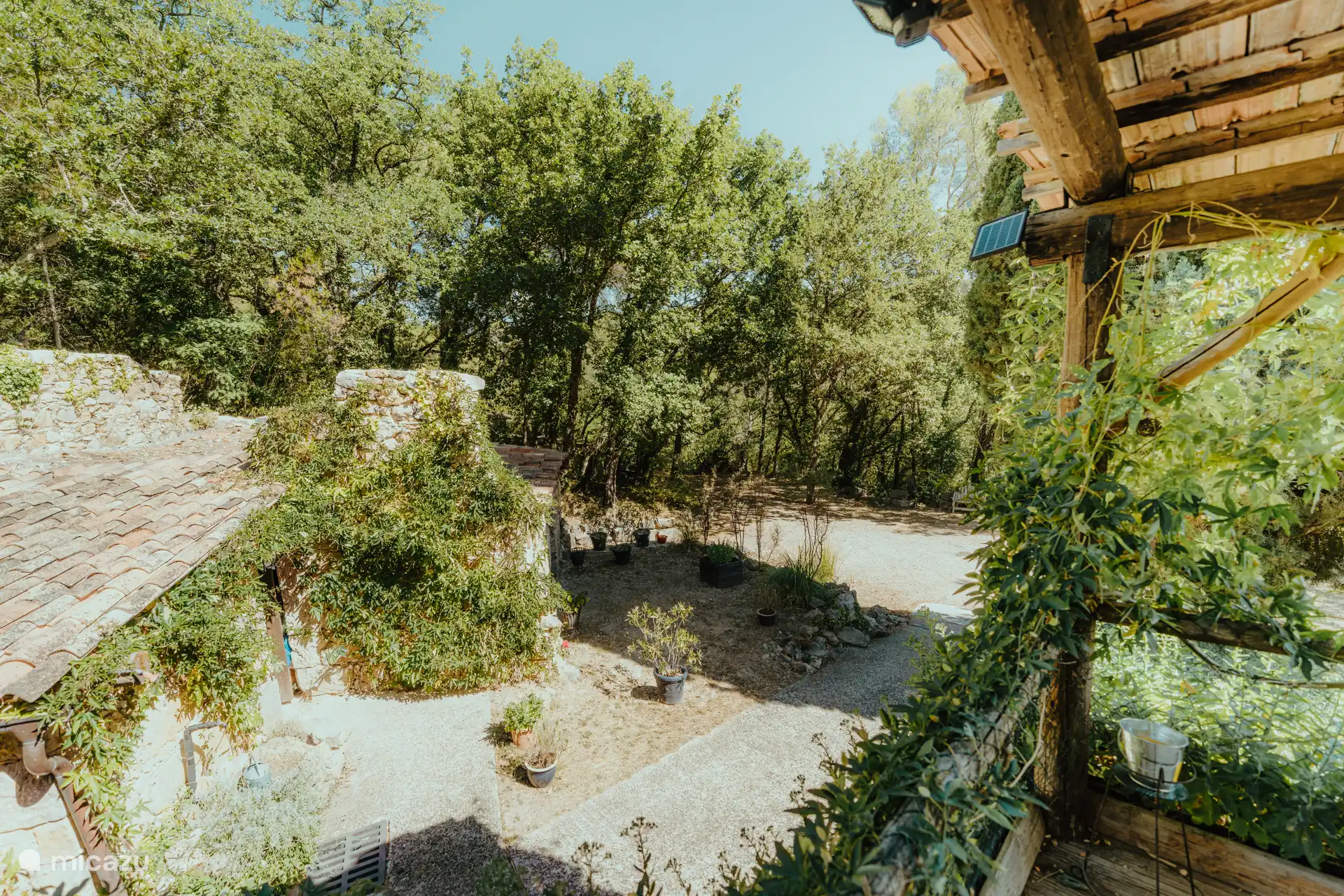 Arrière terasse avec vue sur ancien moulin à l'huile