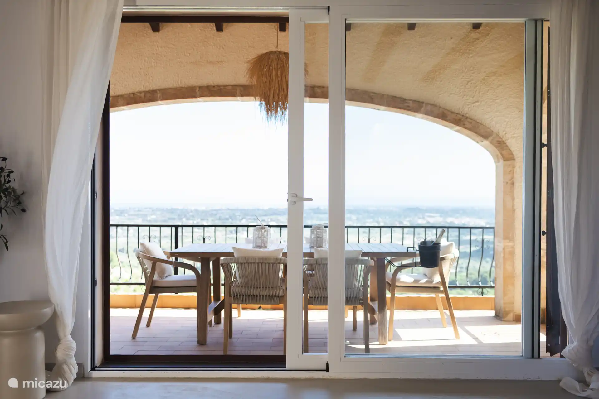 Balcon/terrasse à l’étage supérieur, vue depuis le salon. 