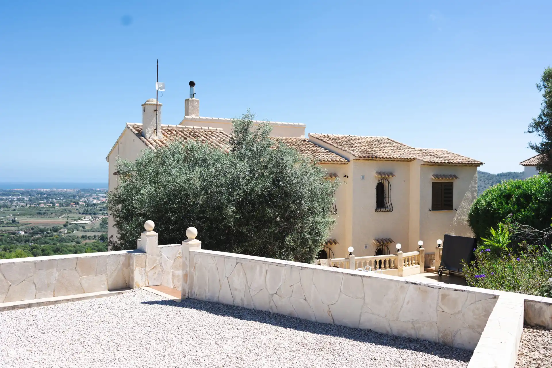 Vue sur la villa depuis le parking