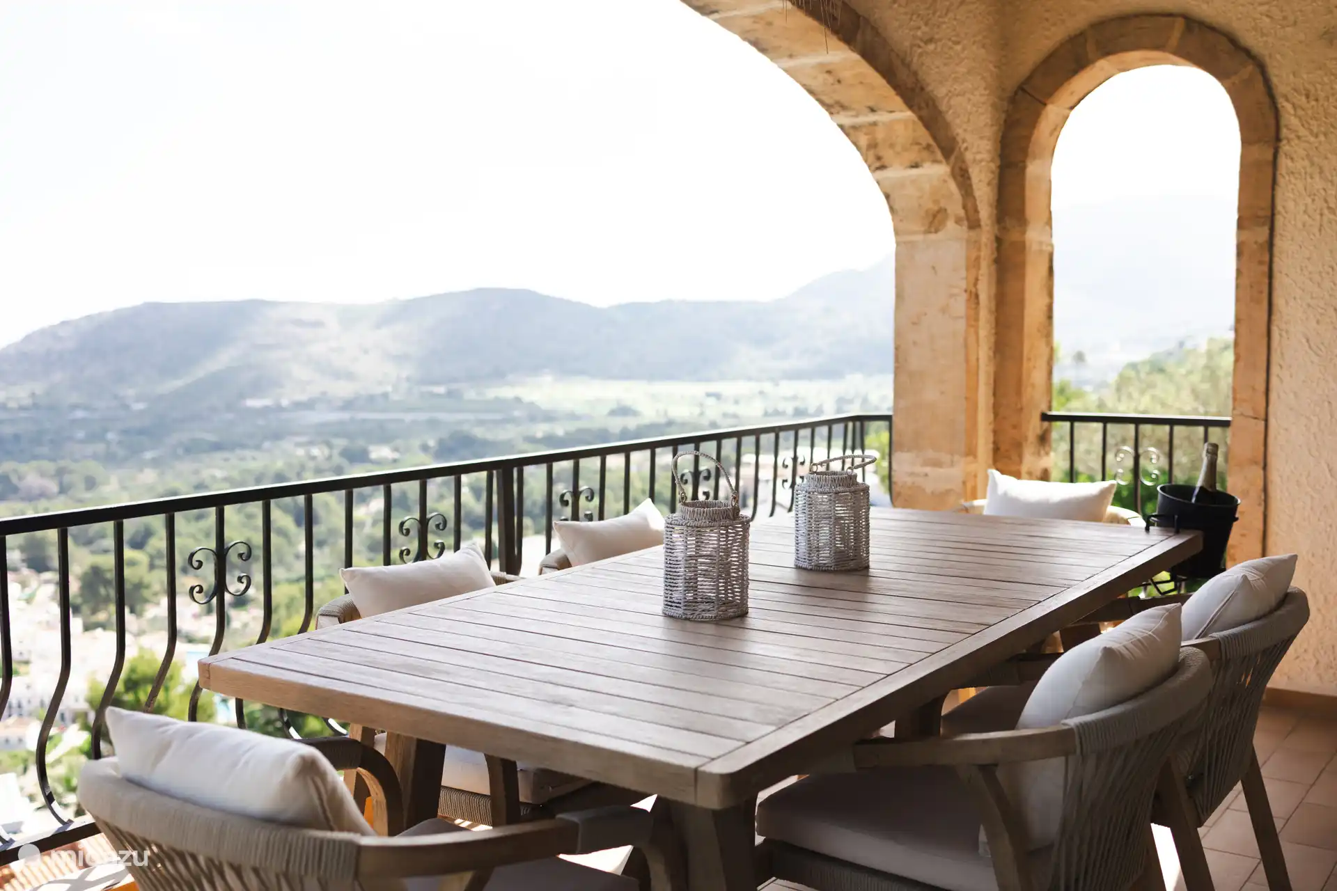 Balcon/terrasse à l’étage, avec une grande table à manger et vue sur la mer et la montagne