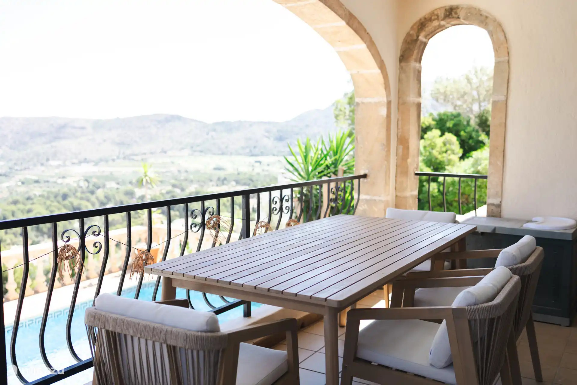 Balcon / Terrasse inférieure avec grande table à manger, vue sur la piscine, la mer et les montagnes