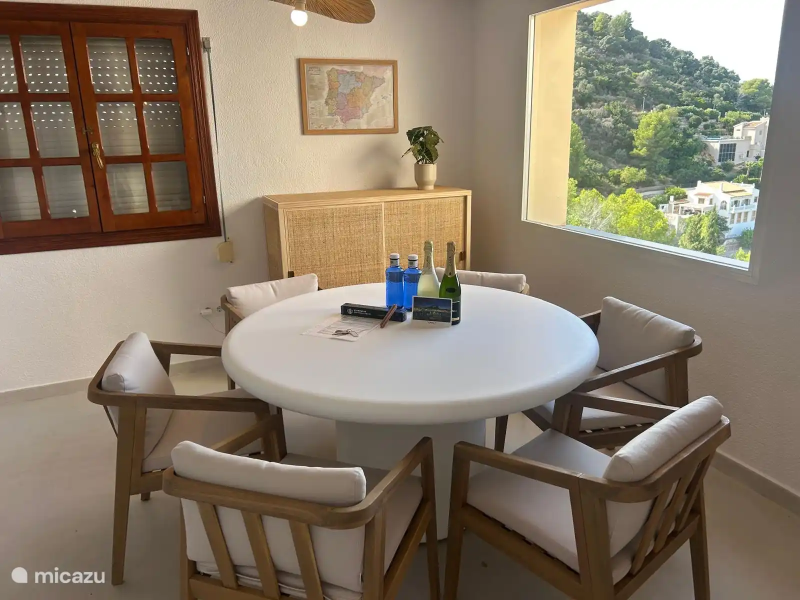 Mesa de comedor con vistas al mar arriba 