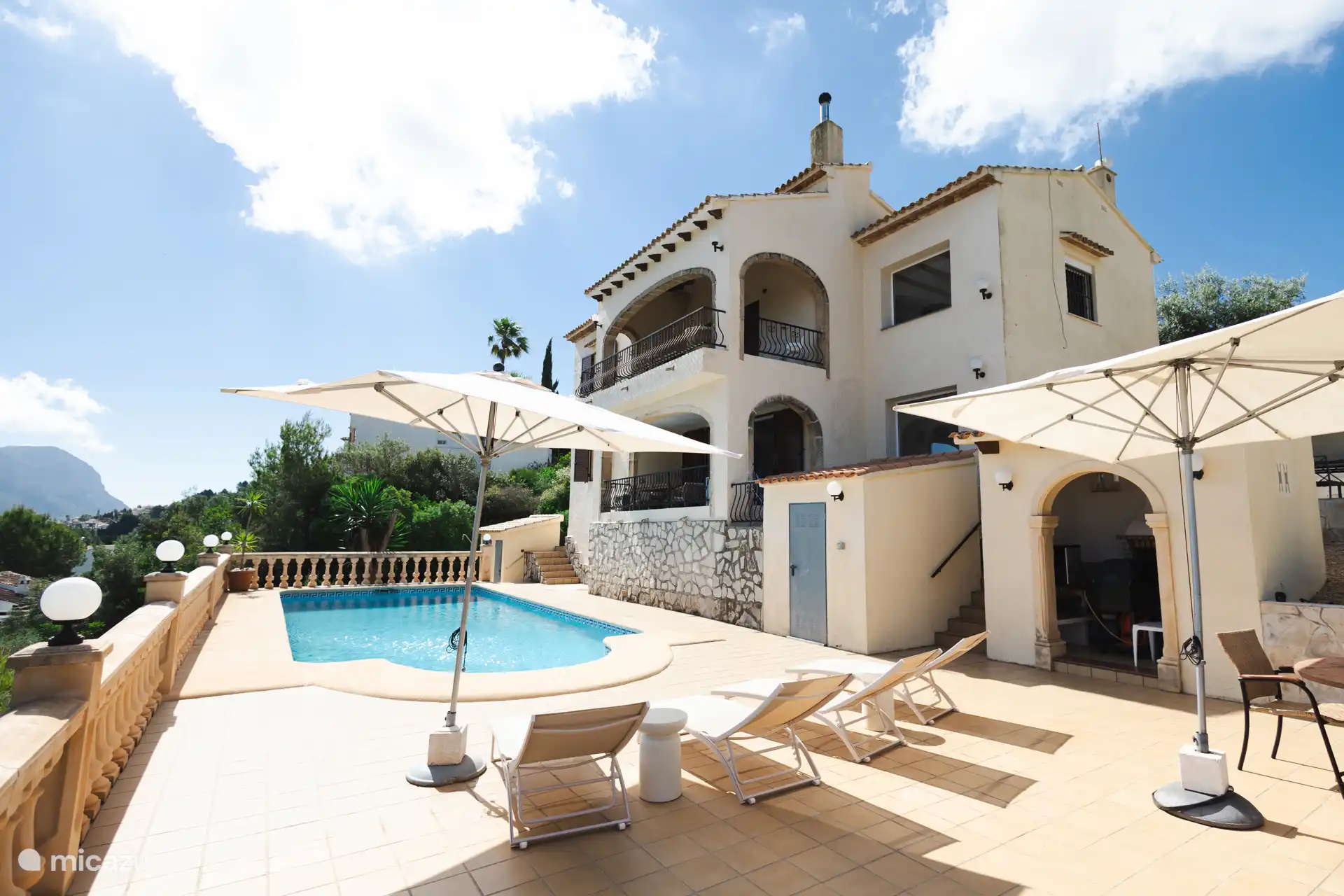 Piscine, terrasse avec transats, vue sur la mer et la montagne