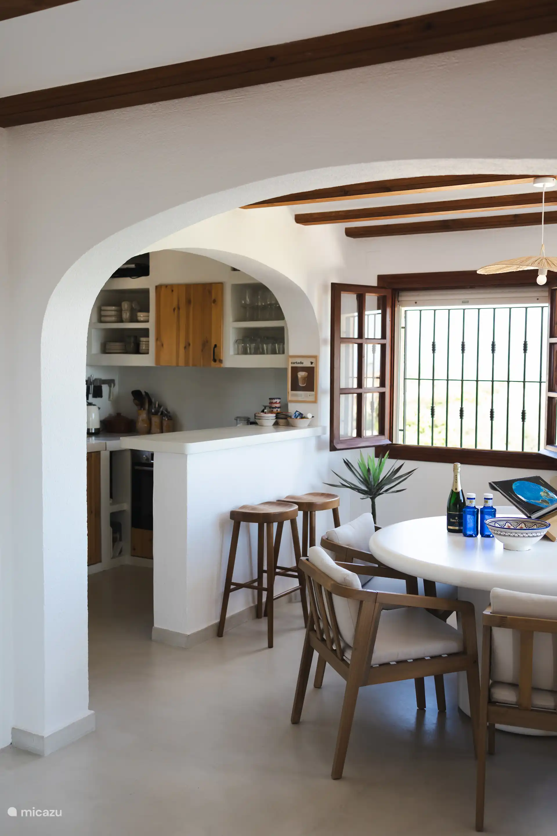 Cuisine, bar et salle à manger à l’étage