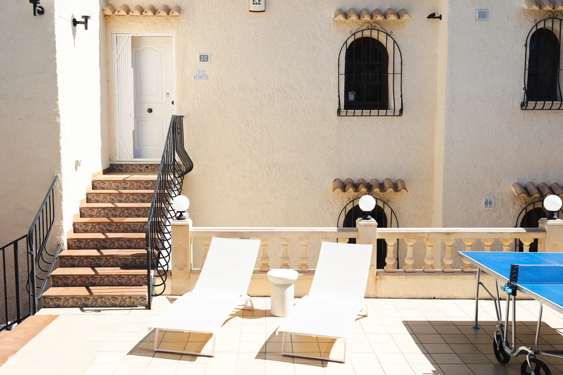 Villa à façade carrée avec tennis de table et transats