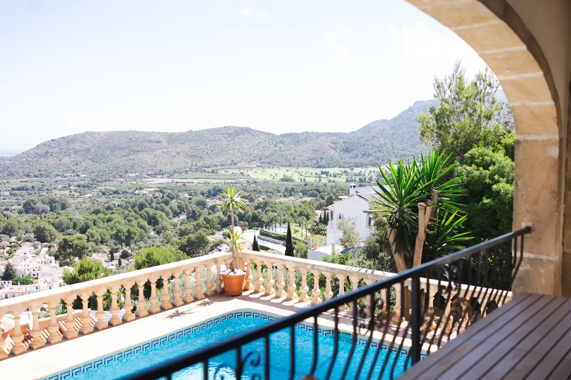 Partie du balcon/terrasse avec vue au rez-de-chaussée