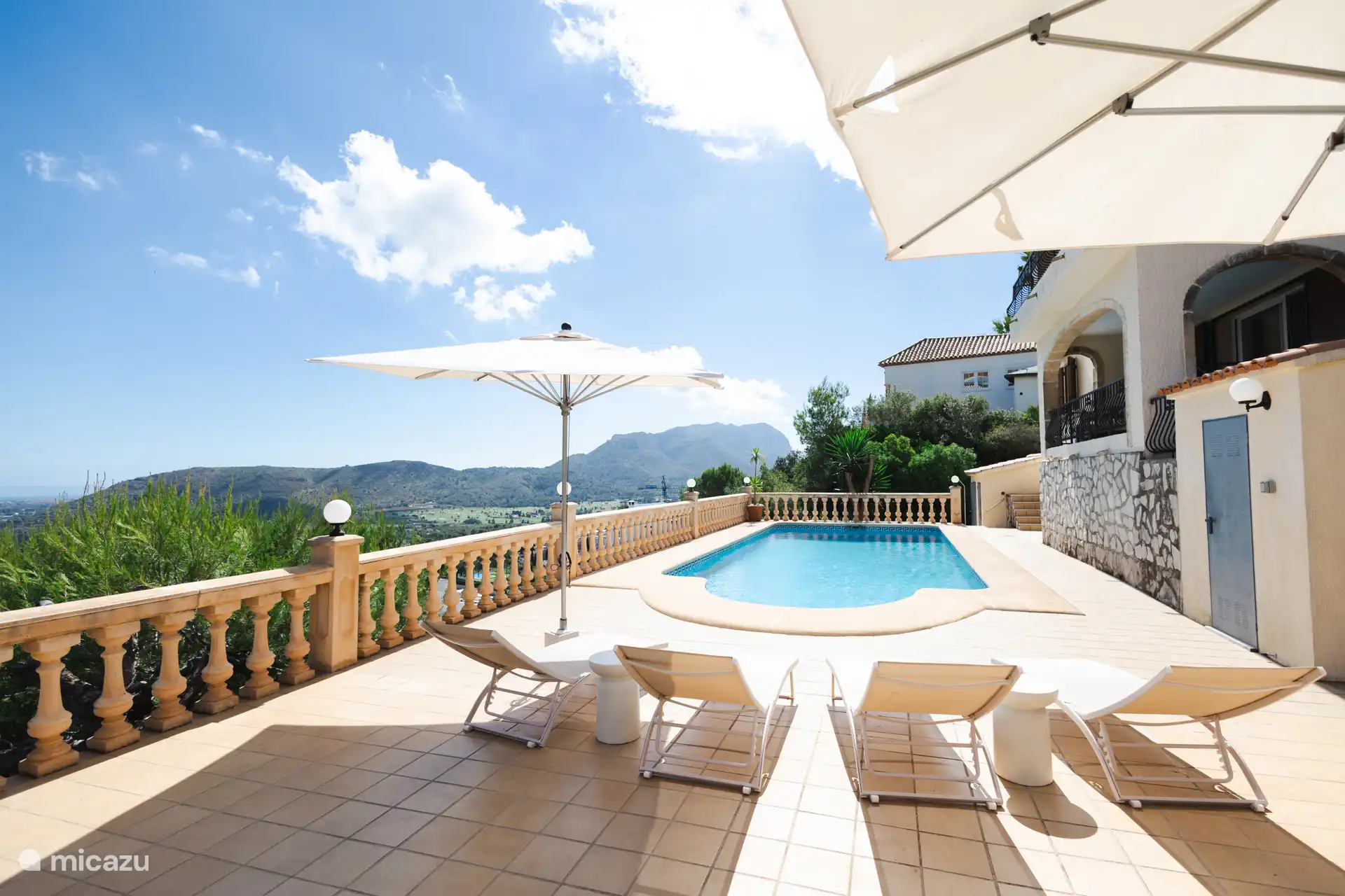 Piscine, terrasse avec transats, vue sur la mer et la montagne