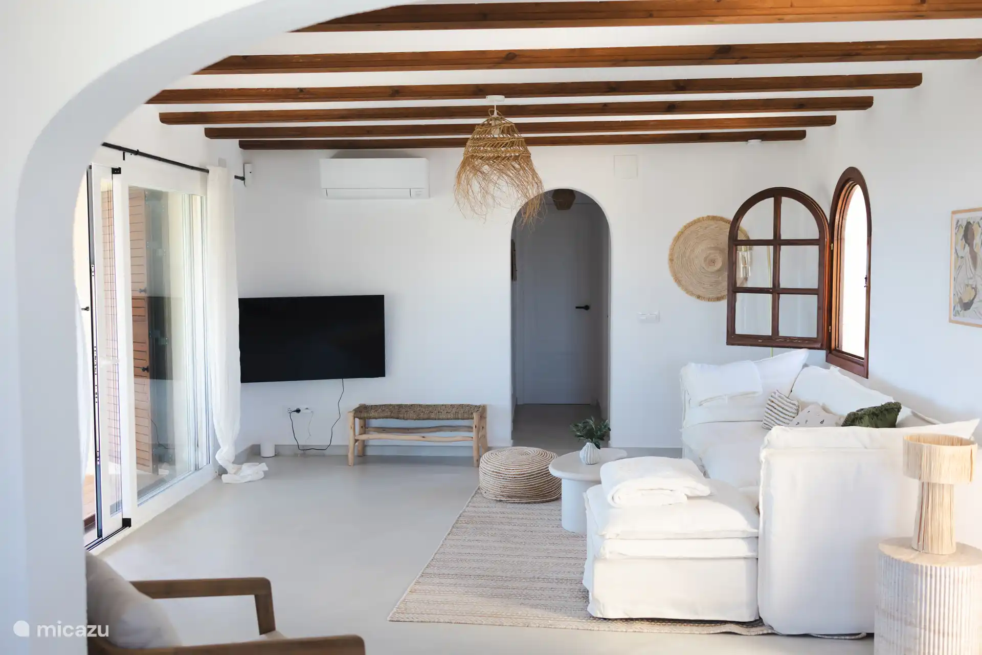 Salon étage supérieur avec climatisation, télévision et vue sur la mer et la montagne