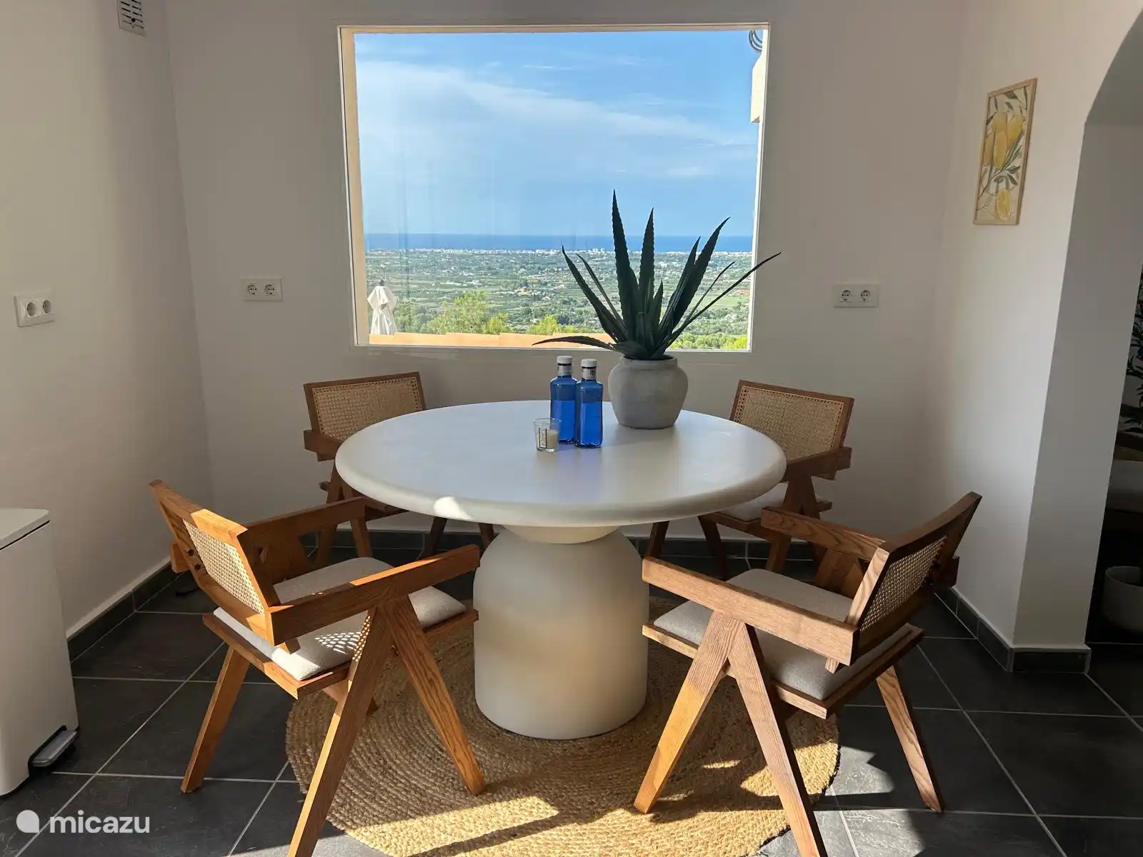 Mesa de comedor con vistas al mar en la planta baja 
