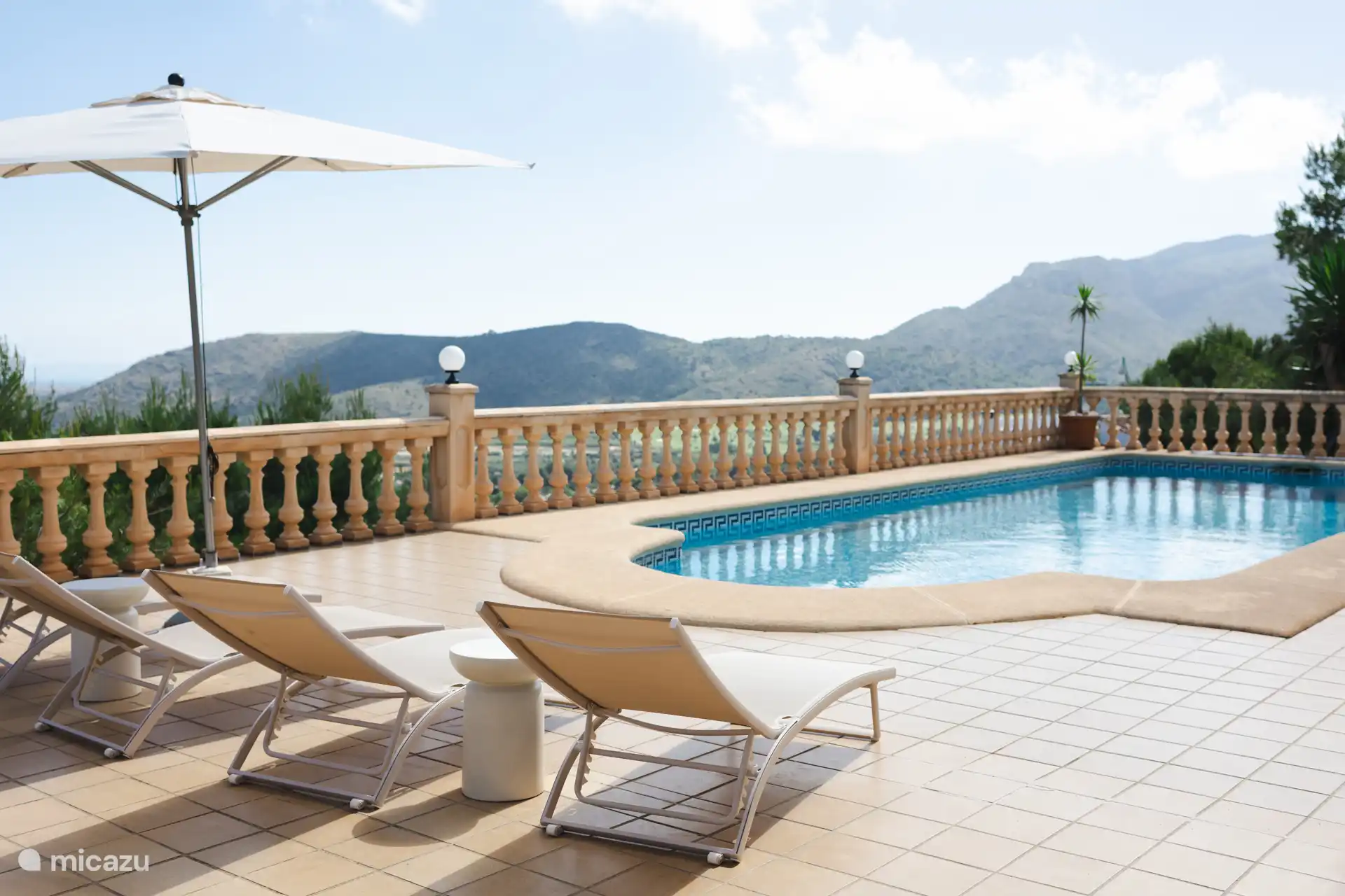 Piscine, terrasse avec transats, vue sur la mer et la montagne