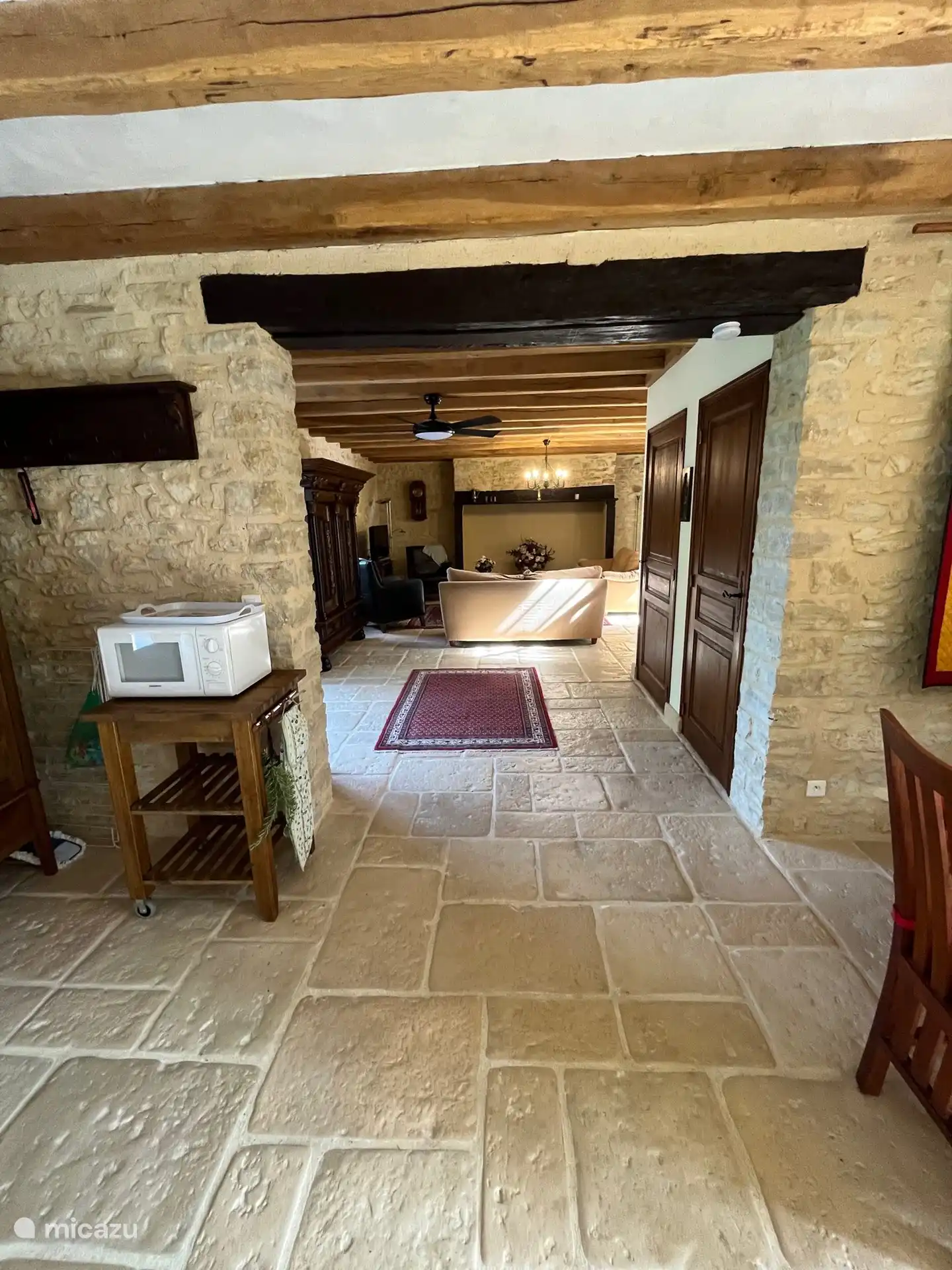 Doorkijkje vanuit keuken naar huiskamer
