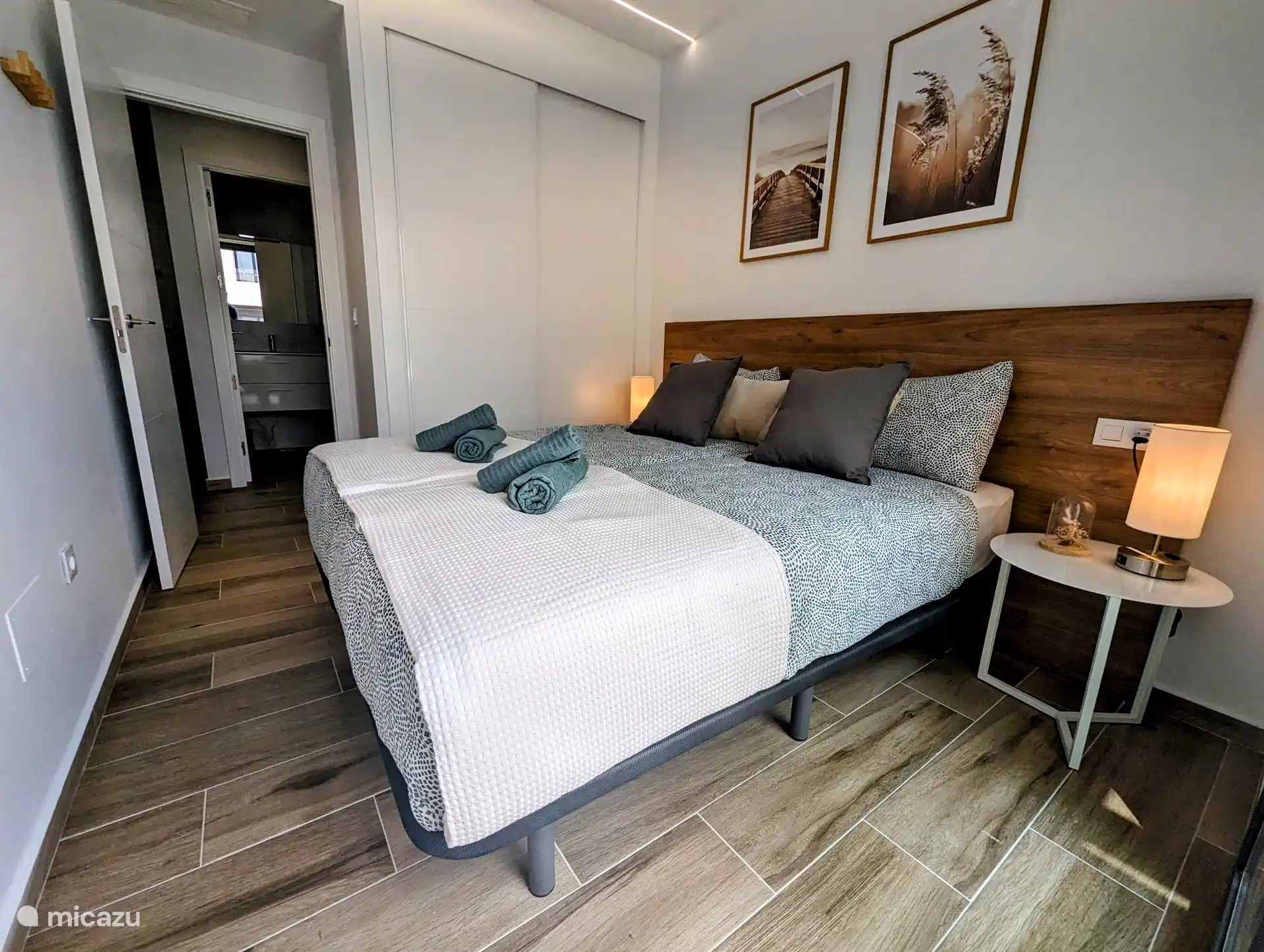 slaapkamer met 2 eenpersoonsbedden