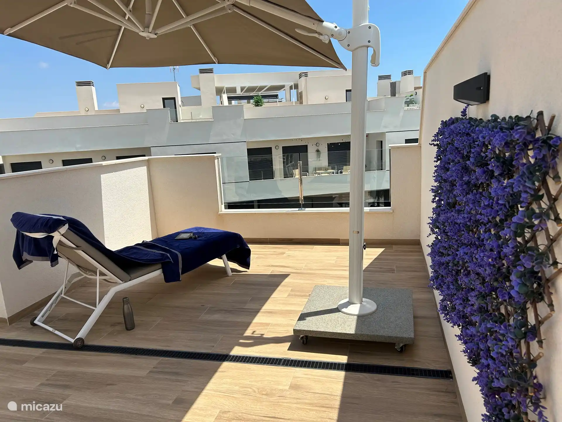 dakterras met ligbed en parasol