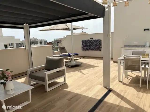 Location de Vacances Espagne, Costa Blanca, Orihuela Costa, penthouse - Penthouse Casa Joya Terrasse sur le toit avec chaises longues, parasol et table à manger