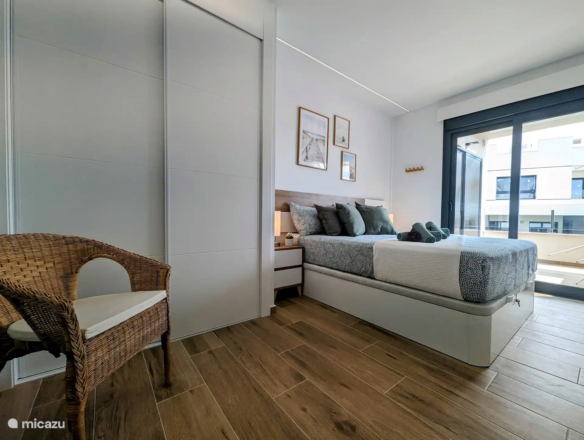 grote slaapkamer met eigen badkamer