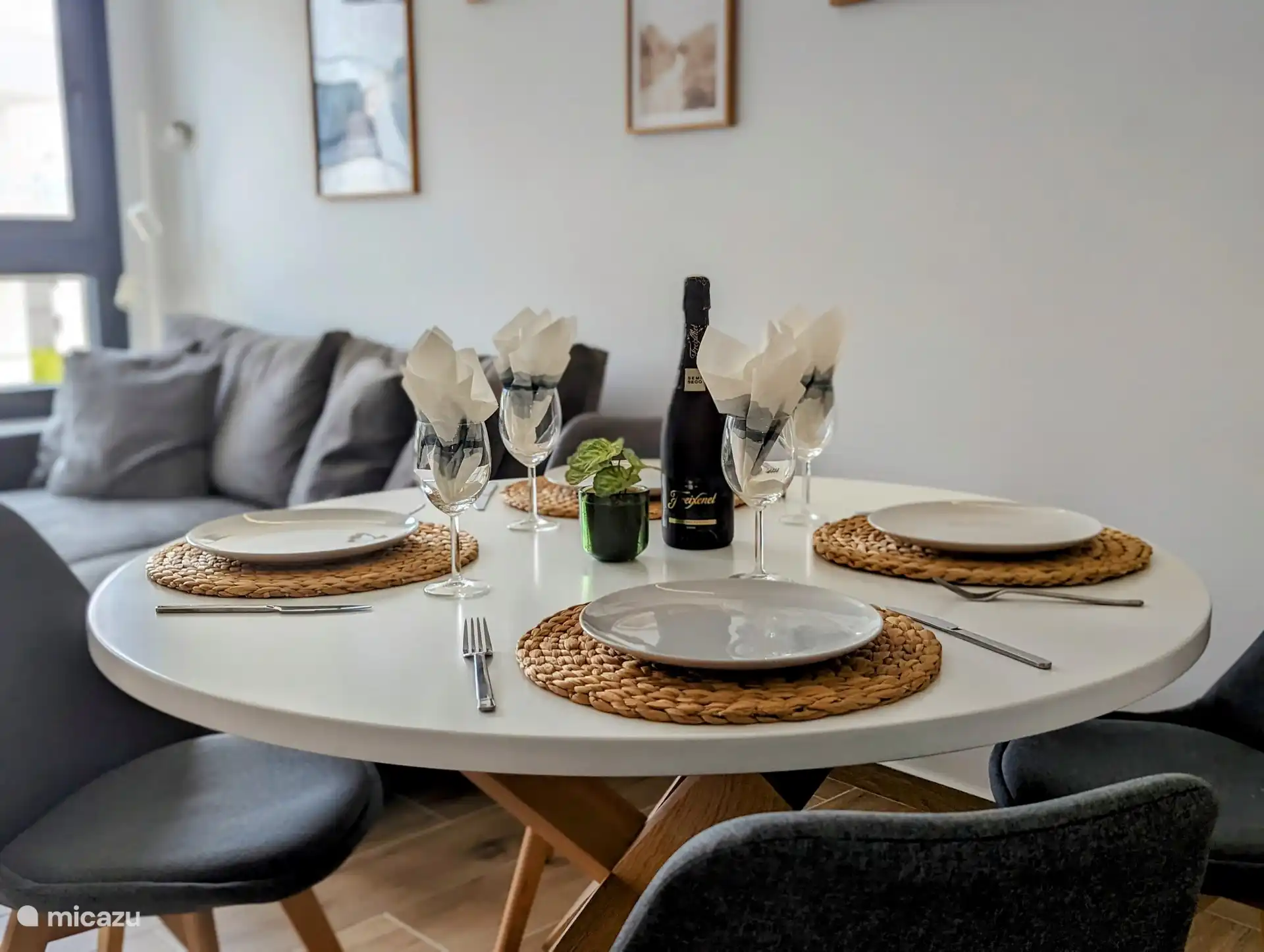 eetgedeelte in de woonkamer