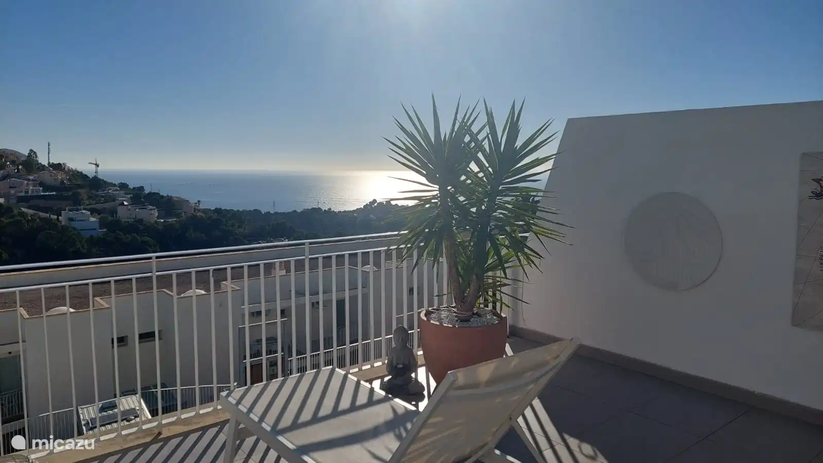 Terrasse face à la mer Méditerranée