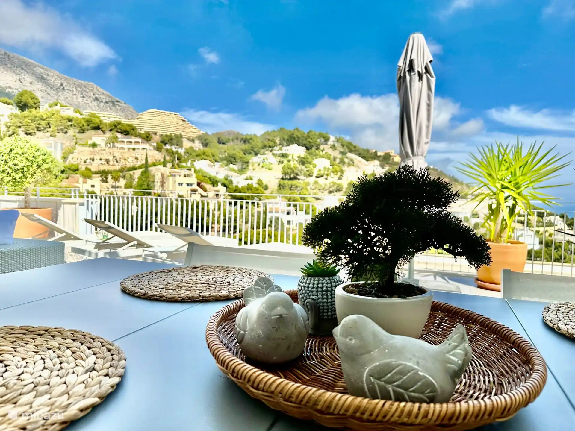 Terrasse face à la mer Méditerranée