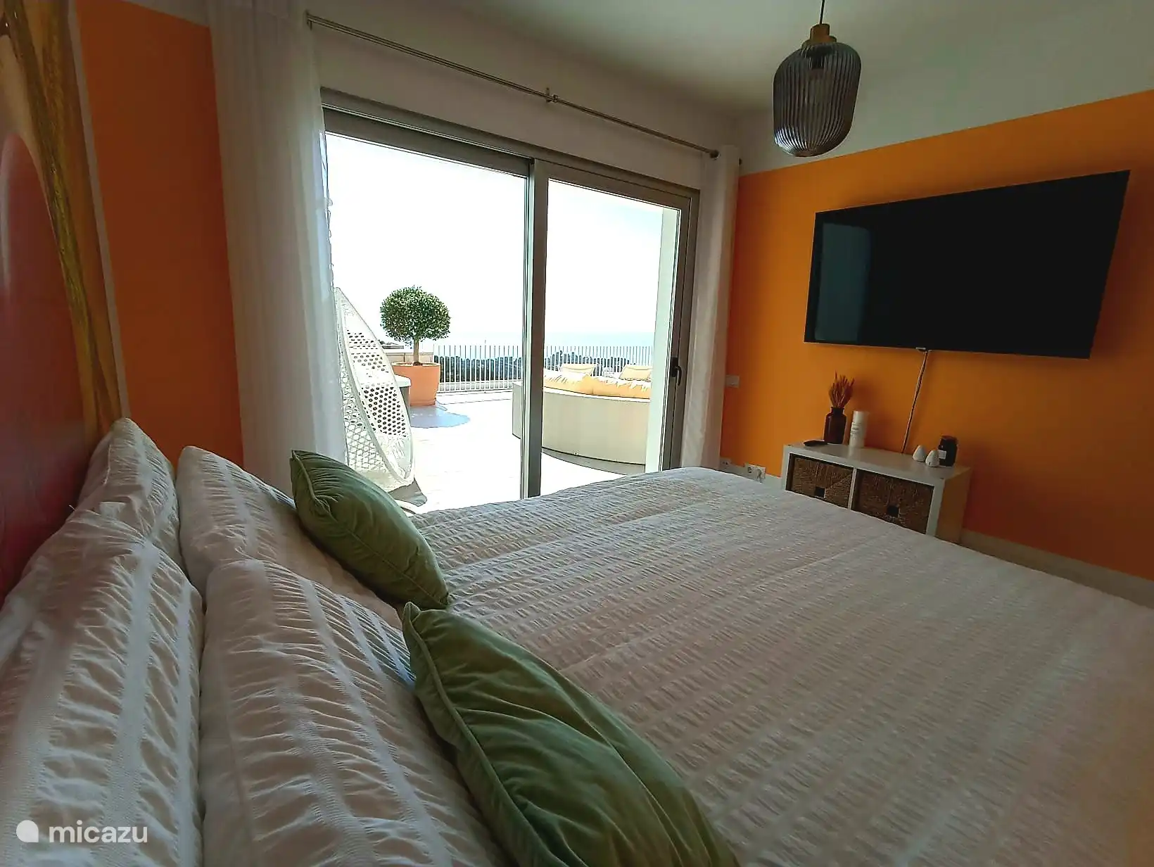 Chambre principale avec salle de bain attenante