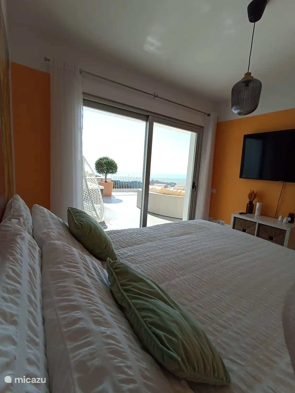 Chambre principale avec salle de bain attenante