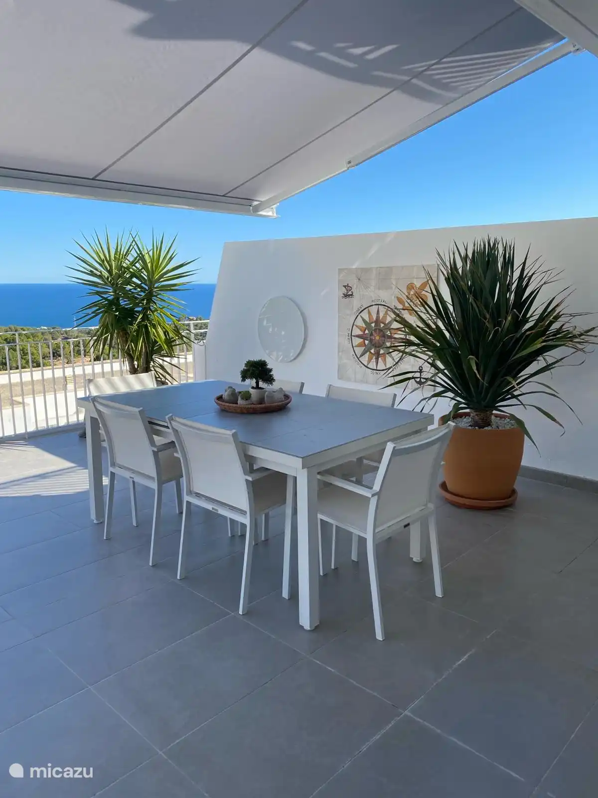 Terrasse face à la mer Méditerranée