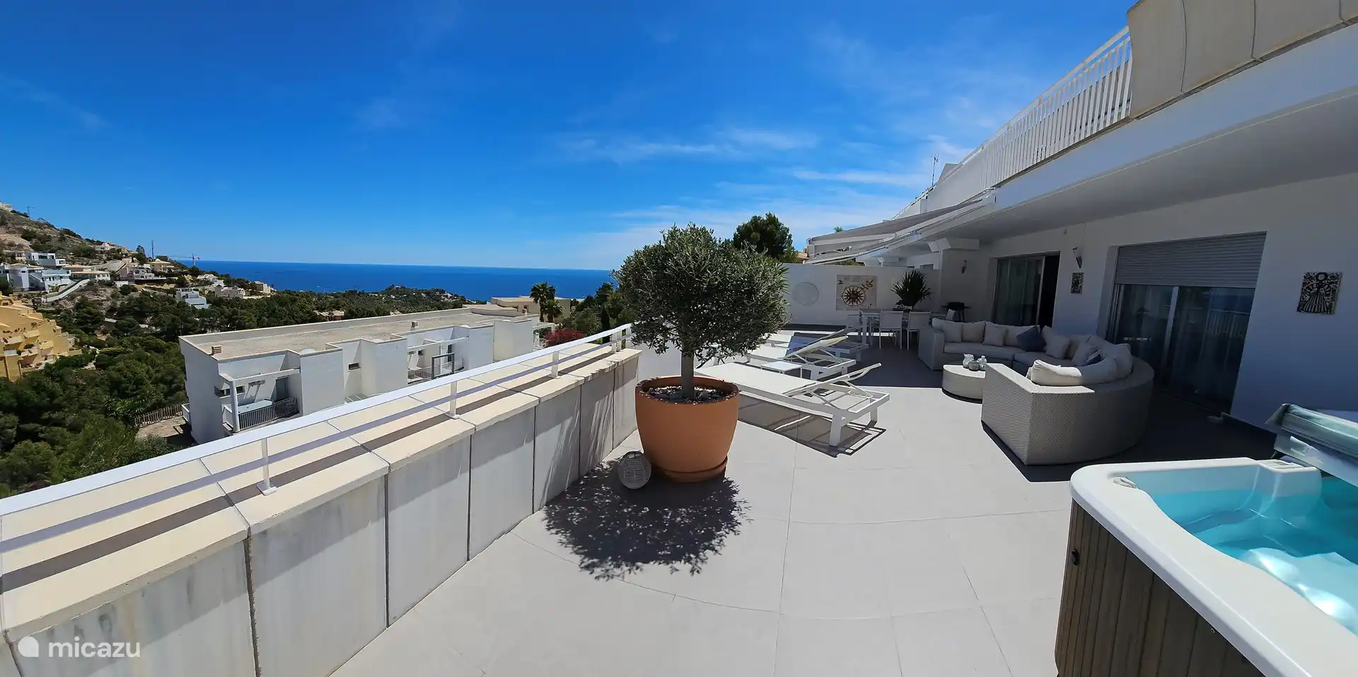 Terrasse face à la mer Méditerranée