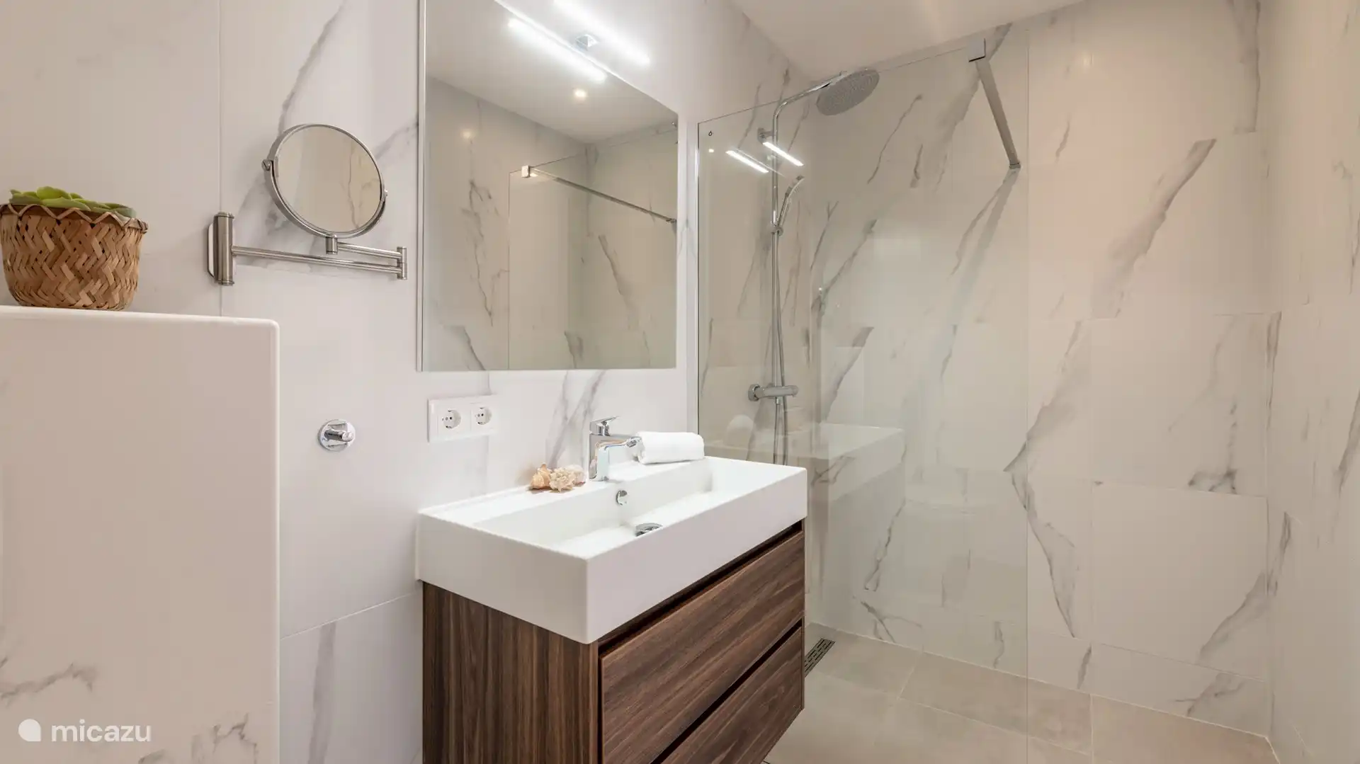 Das Badezimmer verfügt über eine Dusche und ein WC.